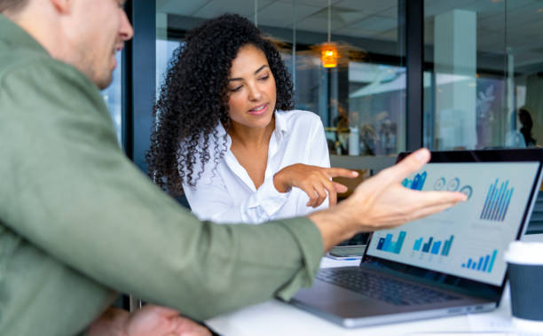 Le growth hacking B2B et le growth hacking B2C reposent sur des objectifs distincts. En effet, le B2B cible des entreprises, tandis